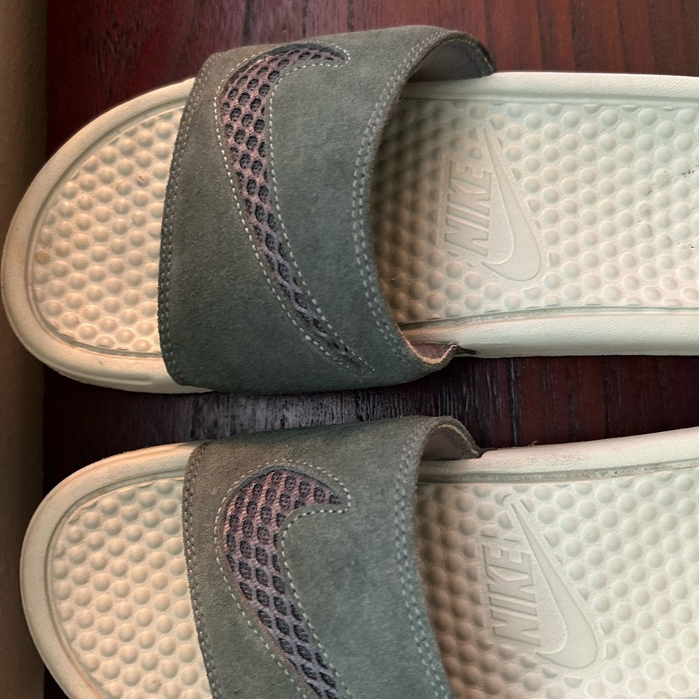 NIKE Slides - Picture 3 of 4